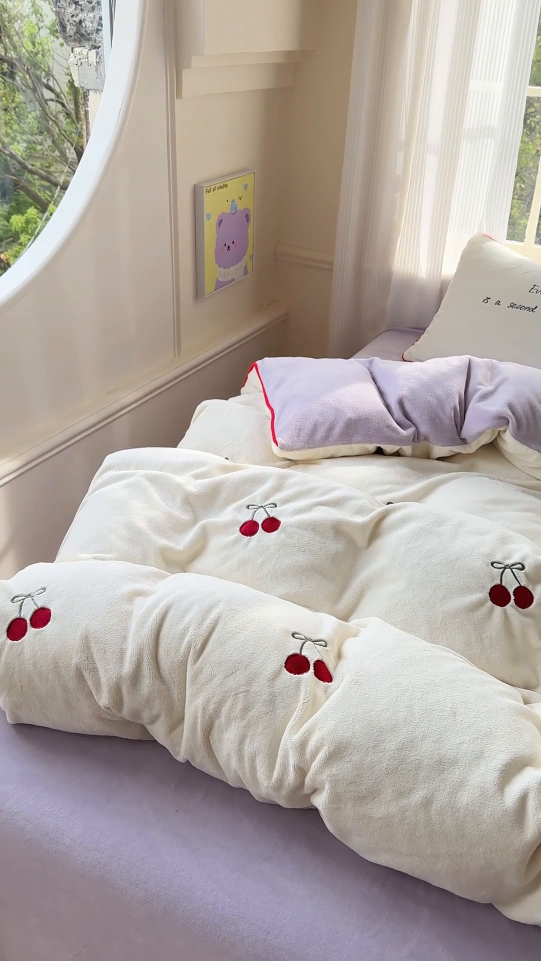 91家纺网 家纺一手货源 找家纺 KA家纺 2025新款绣花嵌绳牛奶绒四件套-元气满满系列 元气满满奶昔白紫