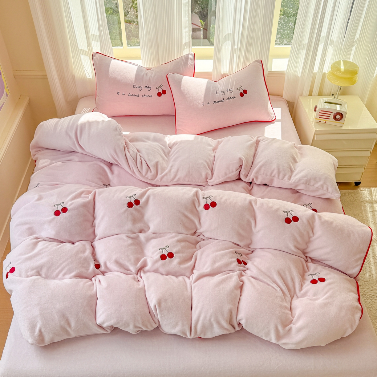 91家纺网 家纺一手货源 找家纺 KA家纺 2025新款绣花嵌绳牛奶绒四件套-元气满满系列 元气满满粉