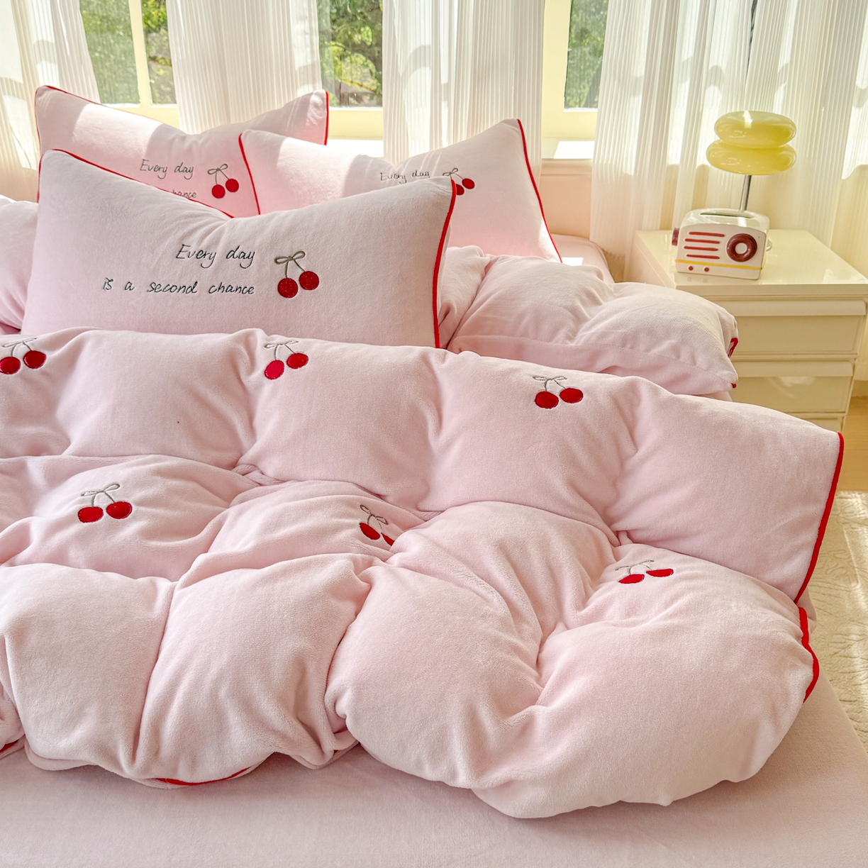 91家纺网 家纺一手货源 找家纺 KA家纺 2025新款绣花嵌绳牛奶绒四件套-元气满满系列 元气满满粉