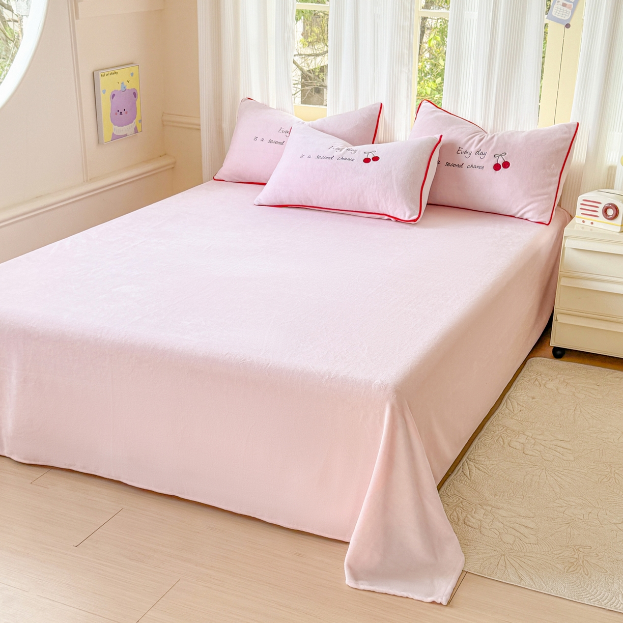 91家纺网 家纺一手货源 找家纺 KA家纺 2025新款绣花嵌绳牛奶绒四件套-元气满满系列 元气满满粉