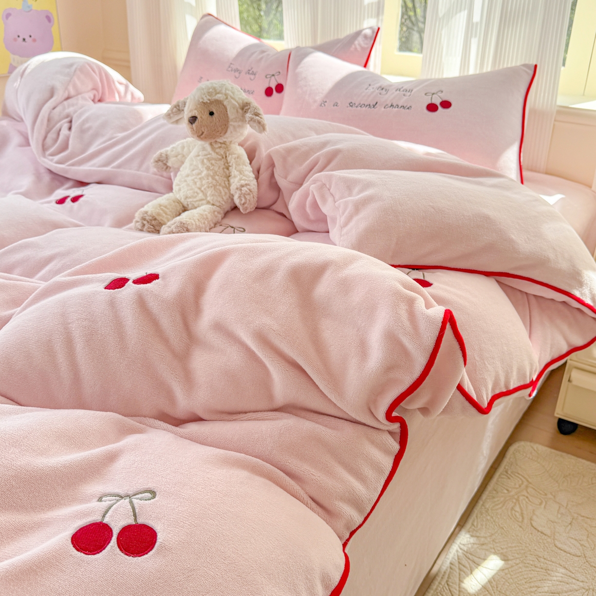 91家纺网 家纺一手货源 找家纺 KA家纺 2025新款绣花嵌绳牛奶绒四件套-元气满满系列 元气满满粉