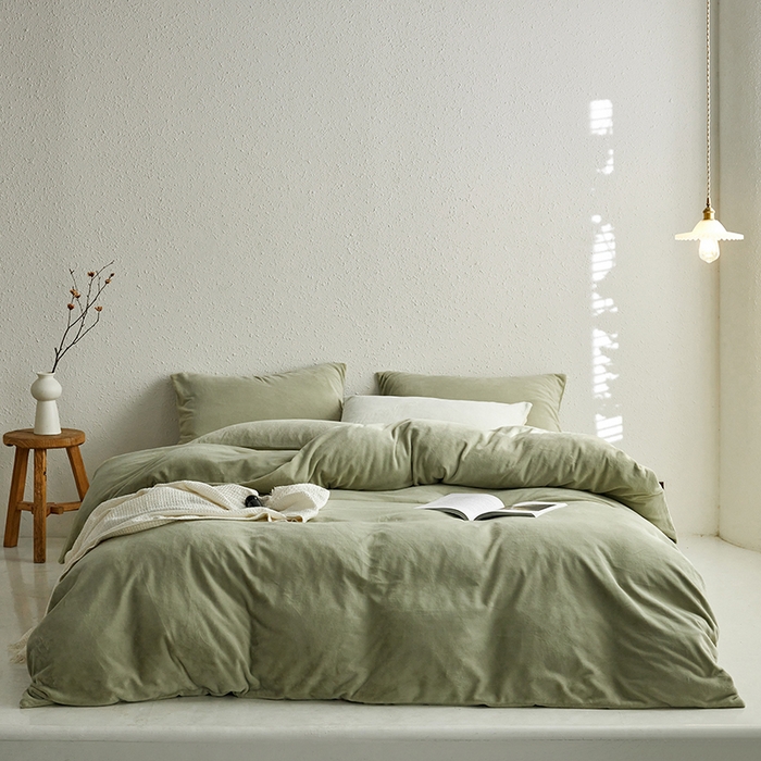 91家纺网 家纺一手货源 找家纺 千朵森 2025新款高克重全消光纯色牛奶绒套件四件套 风格一 绿芙