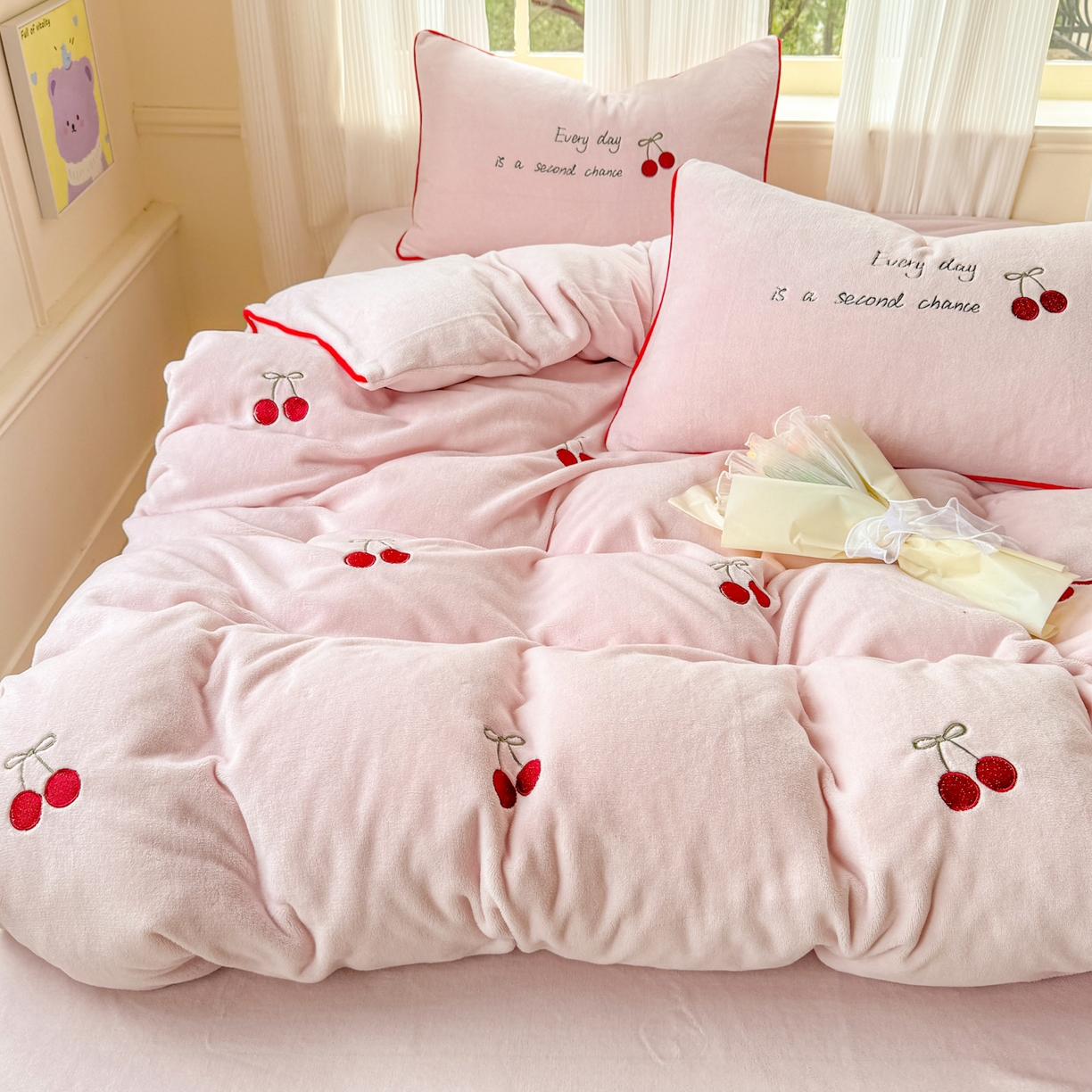 91家纺网 家纺一手货源 找家纺 KA家纺 2025新款绣花嵌绳牛奶绒四件套-元气满满系列 元气满满粉