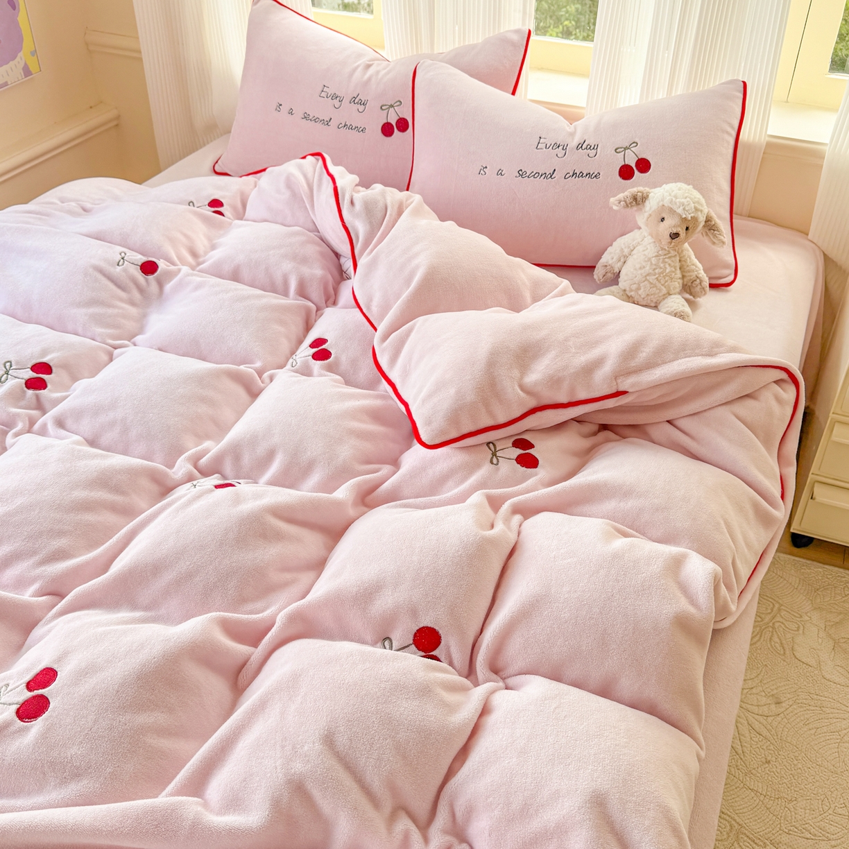 91家纺网 家纺一手货源 找家纺 KA家纺 2025新款绣花嵌绳牛奶绒四件套-元气满满系列 元气满满粉