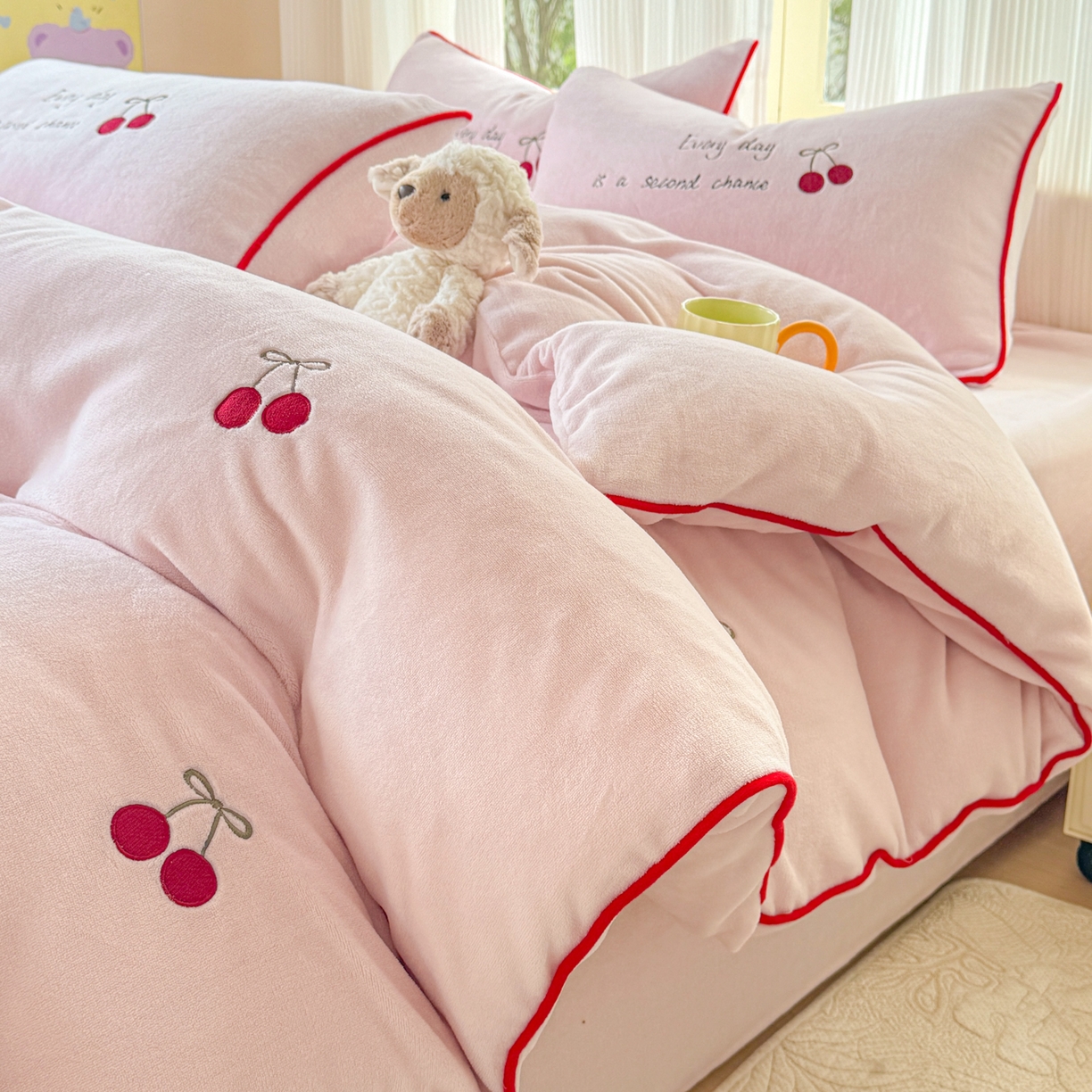 91家纺网 家纺一手货源 找家纺 KA家纺 2025新款绣花嵌绳牛奶绒四件套-元气满满系列 元气满满粉