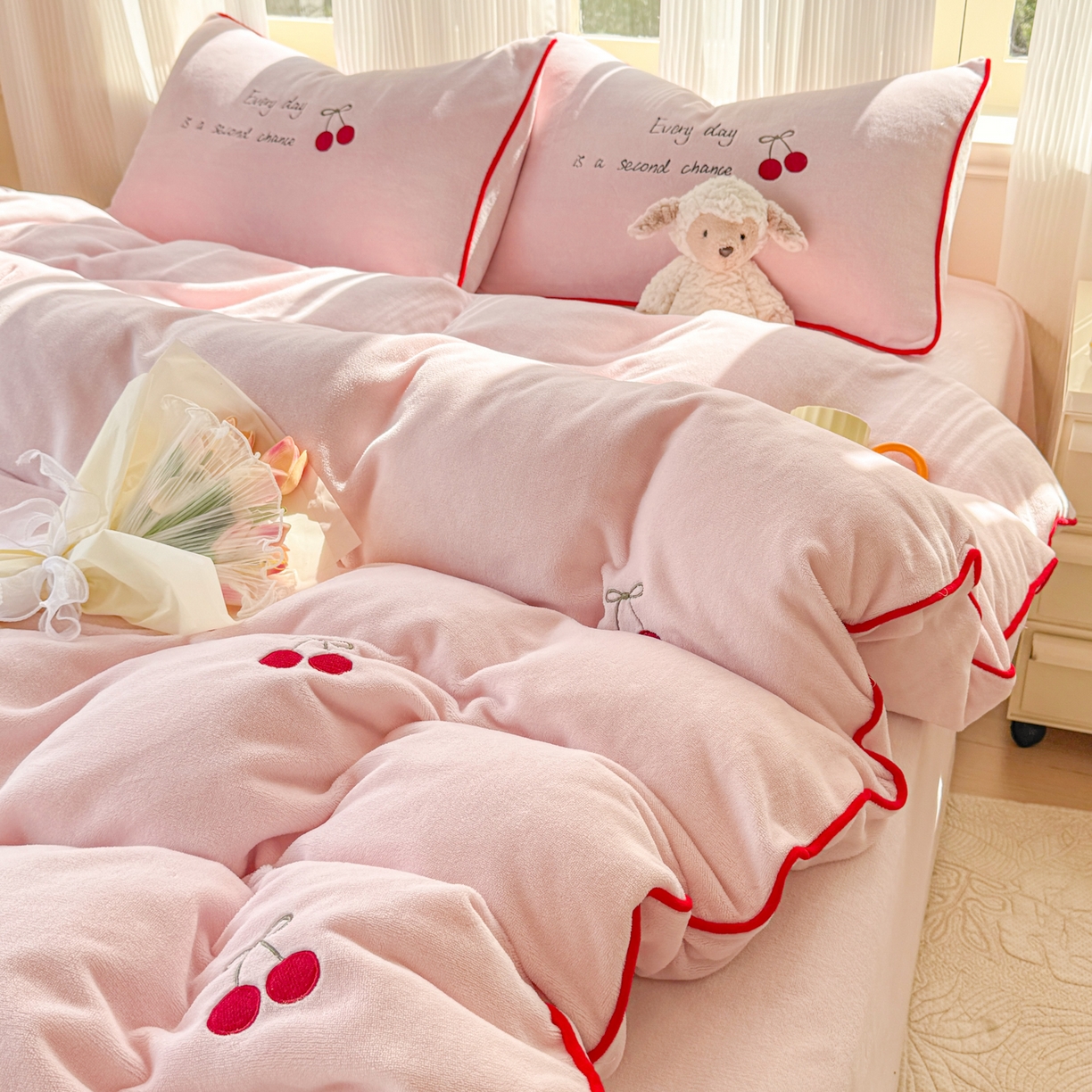 91家纺网 家纺一手货源 找家纺 KA家纺 2025新款绣花嵌绳牛奶绒四件套-元气满满系列 元气满满粉