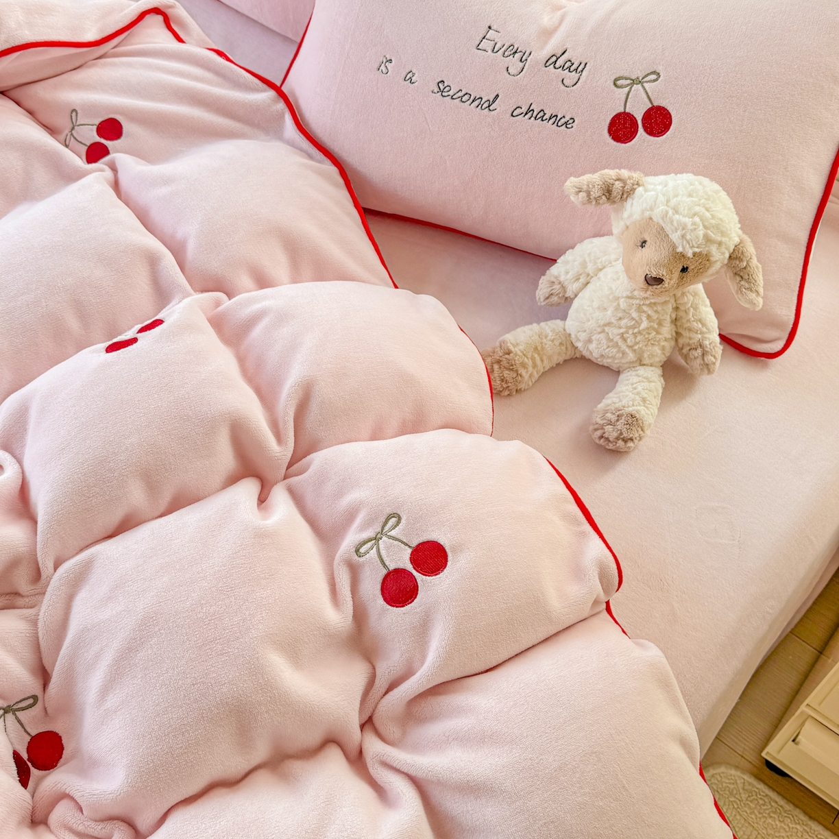 91家纺网 家纺一手货源 找家纺 KA家纺 2025新款绣花嵌绳牛奶绒四件套-元气满满系列 元气满满粉