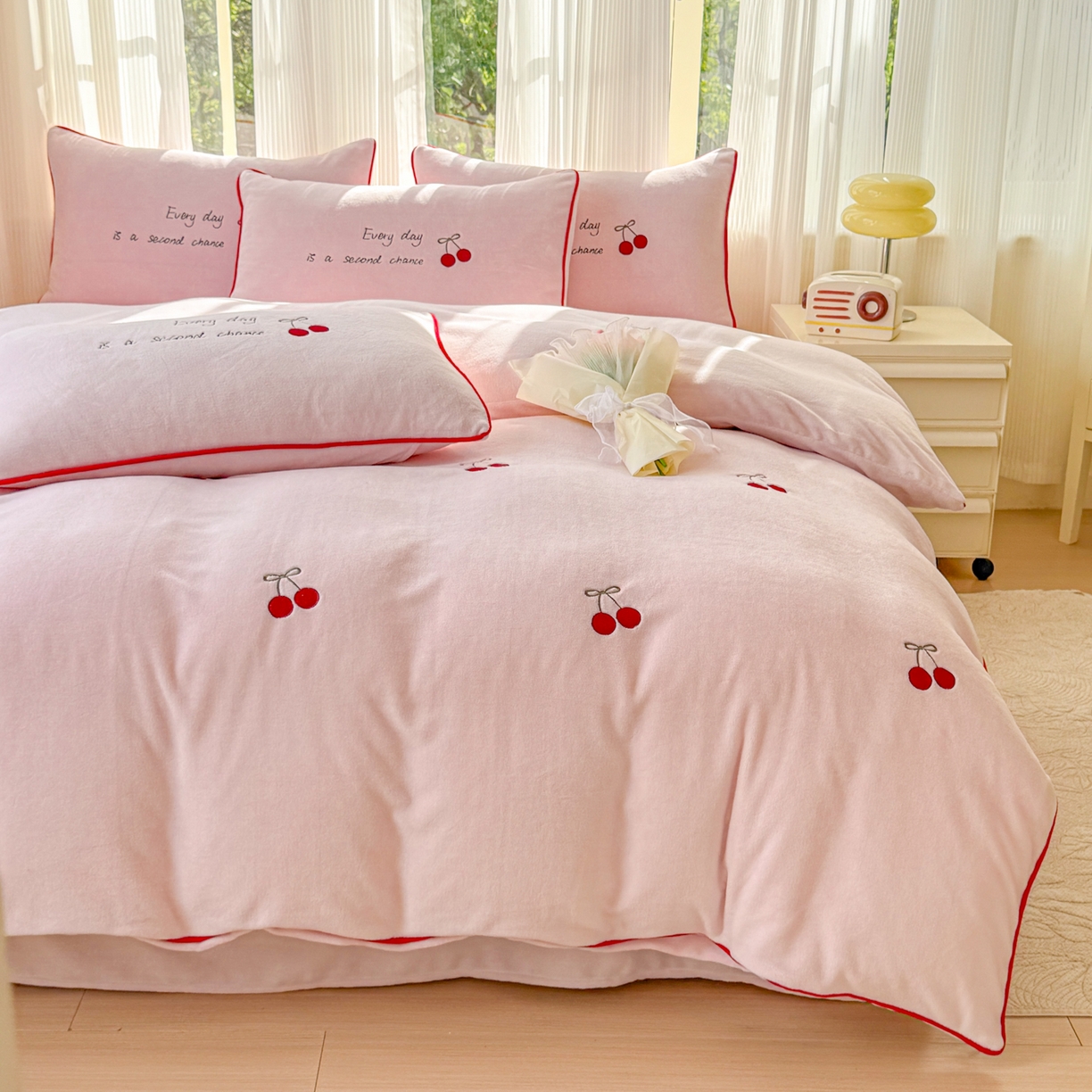 91家纺网 家纺一手货源 找家纺 KA家纺 2025新款绣花嵌绳牛奶绒四件套-元气满满系列 元气满满粉