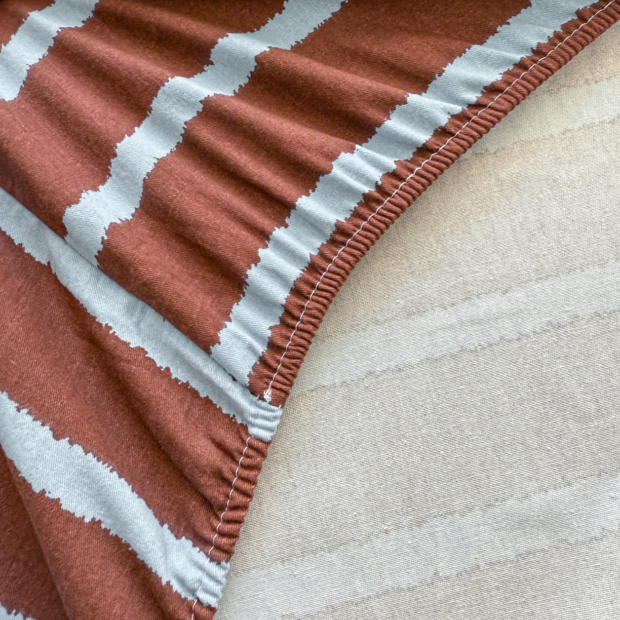 91家纺网 家纺一手货源 找家纺 丽美人家纺 2025新款全棉纯棉磨毛单床笠 床笠单件 律动咖