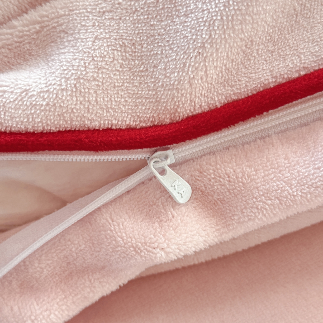 91家纺网 家纺一手货源 找家纺 KA家纺 2025新款绣花嵌绳牛奶绒四件套-元气满满系列 元气满满粉