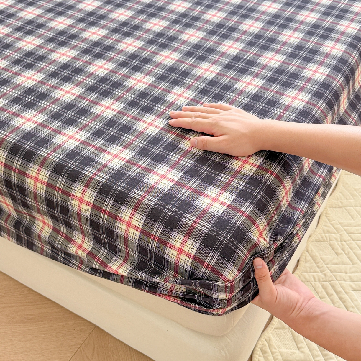 91家纺网 家纺一手货源 找家纺 丽美人家纺 2025新款全棉纯棉磨毛单床笠 床笠单件 黑纹格