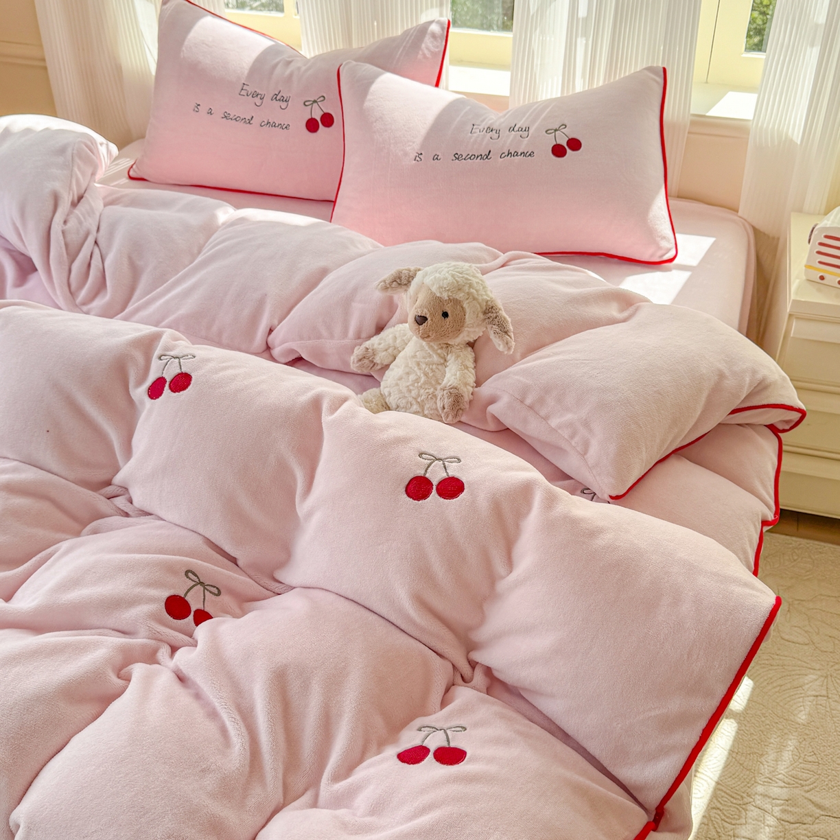 91家纺网 家纺一手货源 找家纺 KA家纺 2025新款绣花嵌绳牛奶绒四件套-元气满满系列 元气满满粉