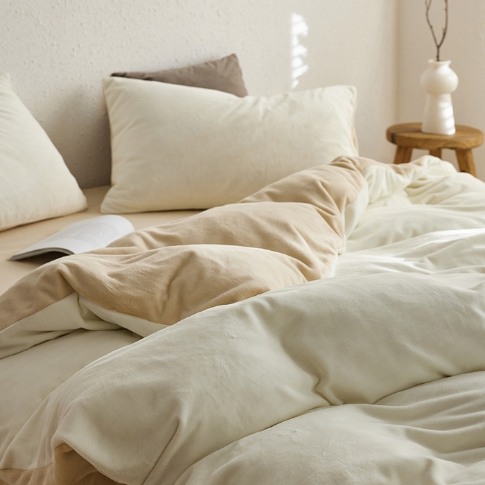 91家纺网 家纺一手货源 找家纺 千朵森 2025新款高克重全消光纯色牛奶绒套件四件套 风格一 茶花白配郁金香