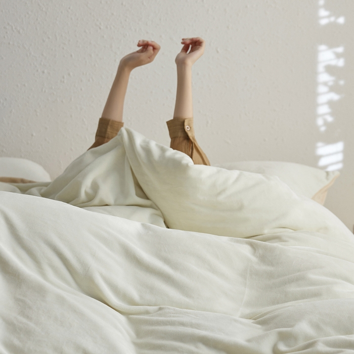 91家纺网 家纺一手货源 找家纺 千朵森 2025新款高克重全消光纯色牛奶绒套件四件套 风格一 茶花白配郁金香