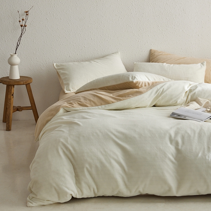 91家纺网 家纺一手货源 找家纺 千朵森 2025新款高克重全消光纯色牛奶绒套件四件套 风格一 茶花白配郁金香