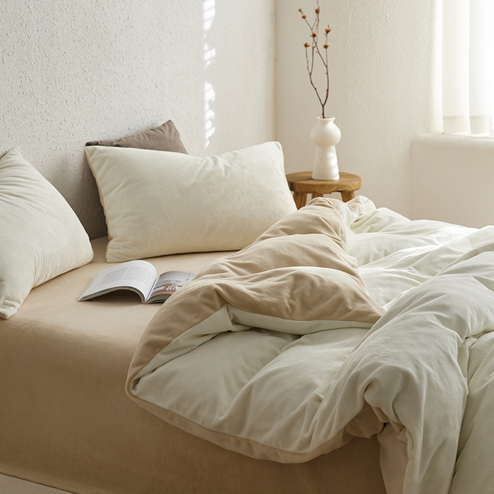 91家纺网 家纺一手货源 找家纺 千朵森 2025新款高克重全消光纯色牛奶绒套件四件套 风格一 茶花白配郁金香