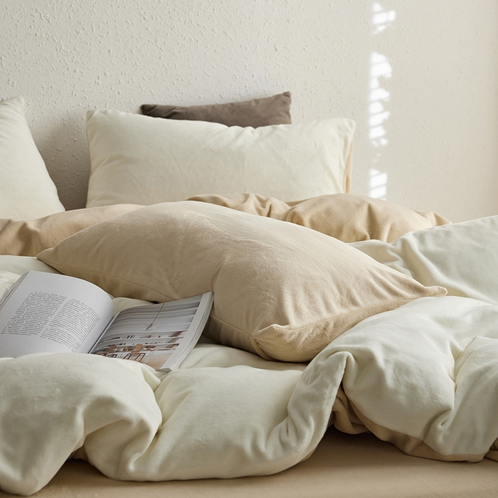 91家纺网 家纺一手货源 找家纺 千朵森 2025新款高克重全消光纯色牛奶绒套件四件套 风格一 茶花白配郁金香