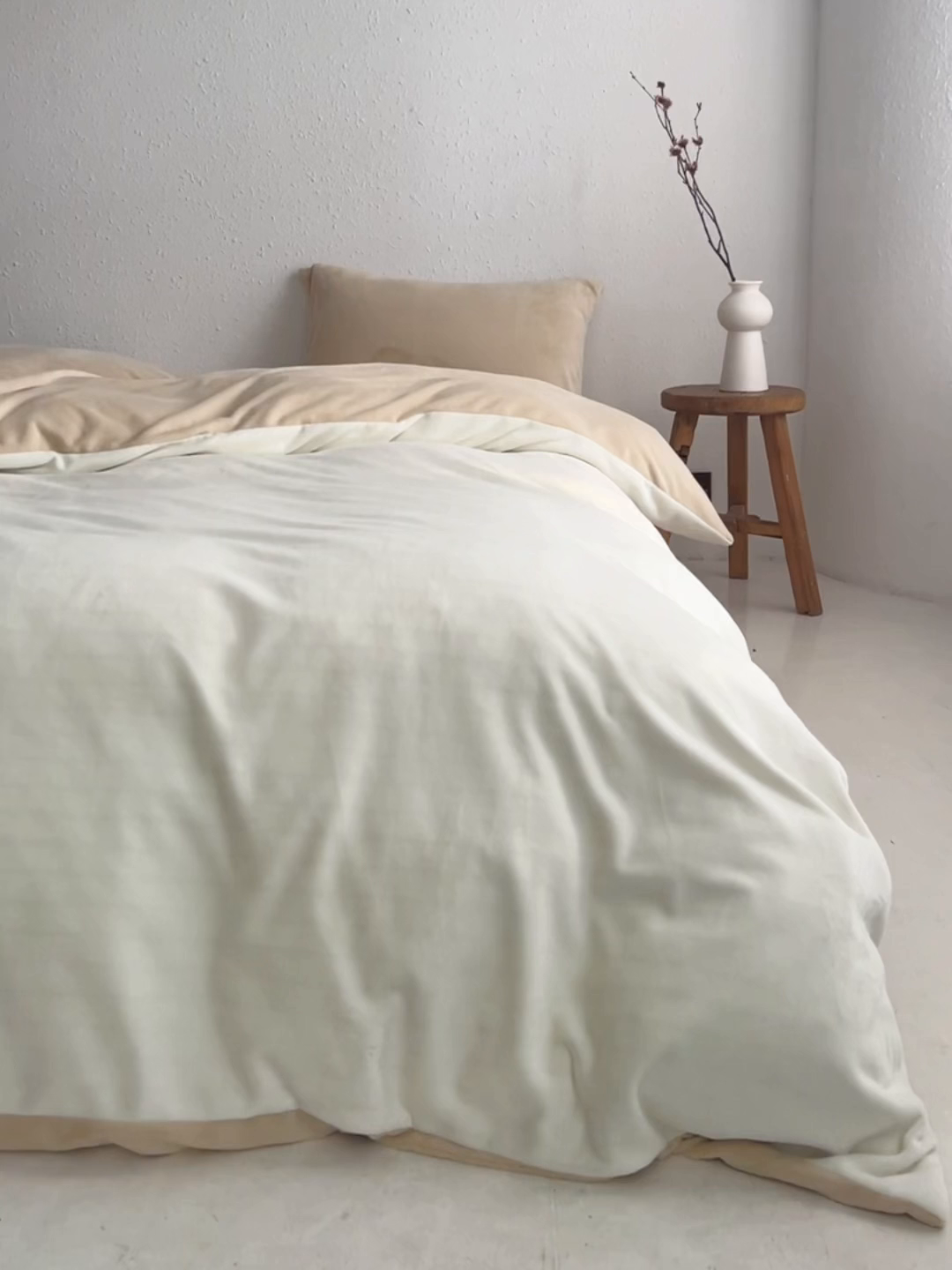 91家纺网 家纺一手货源 找家纺 千朵森 2025新款高克重全消光纯色牛奶绒套件四件套 风格一 茶花白配郁金香