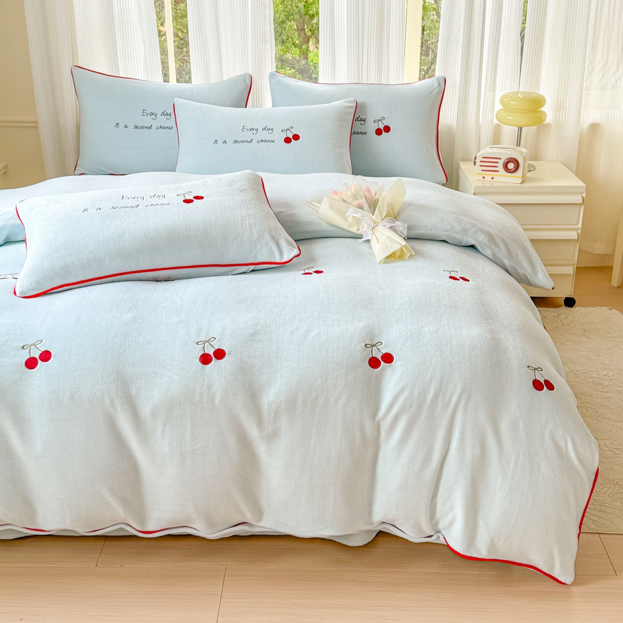 91家纺网 家纺一手货源 找家纺 KA家纺 2025新款绣花嵌绳牛奶绒四件套-元气满满系列 元气满满蓝