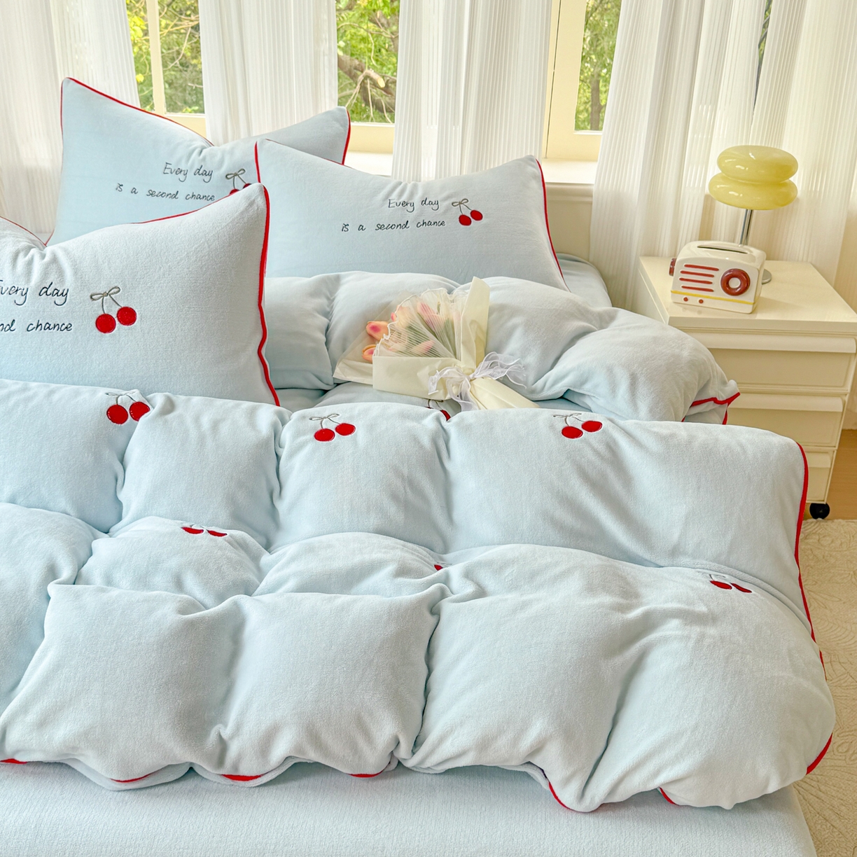 91家纺网 家纺一手货源 找家纺 KA家纺 2025新款绣花嵌绳牛奶绒四件套-元气满满系列 元气满满蓝