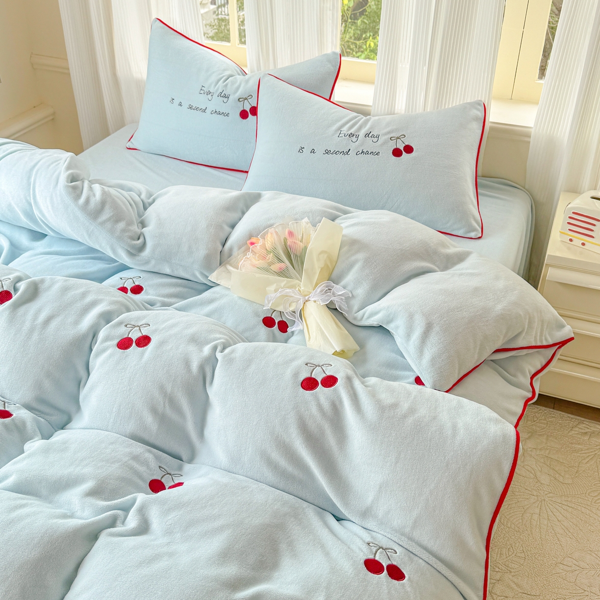 91家纺网 家纺一手货源 找家纺 KA家纺 2025新款绣花嵌绳牛奶绒四件套-元气满满系列 元气满满蓝