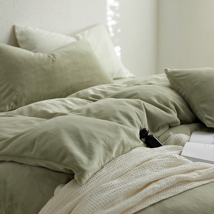 91家纺网 家纺一手货源 找家纺 千朵森 2025新款高克重全消光纯色牛奶绒套件四件套 风格一 绿芙