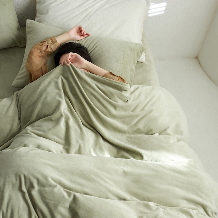 91家纺网 家纺一手货源 找家纺 千朵森 2025新款高克重全消光纯色牛奶绒套件四件套 风格一 绿芙