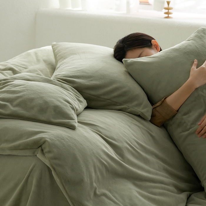 91家纺网 家纺一手货源 找家纺 千朵森 2025新款高克重全消光纯色牛奶绒套件四件套 风格一 绿芙