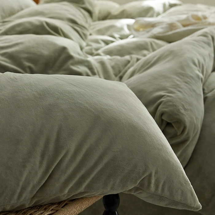 91家纺网 家纺一手货源 找家纺 千朵森 2025新款高克重全消光纯色牛奶绒套件四件套 风格一 绿芙