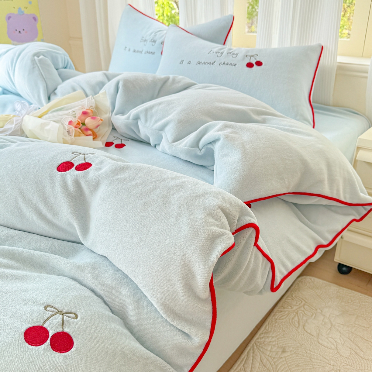 91家纺网 家纺一手货源 找家纺 KA家纺 2025新款绣花嵌绳牛奶绒四件套-元气满满系列 元气满满蓝