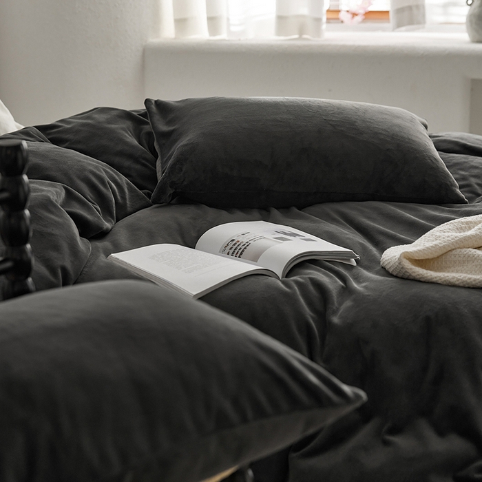 91家纺网 家纺一手货源 找家纺 千朵森 2025新款高克重全消光纯色牛奶绒套件四件套 风格一 墨灰