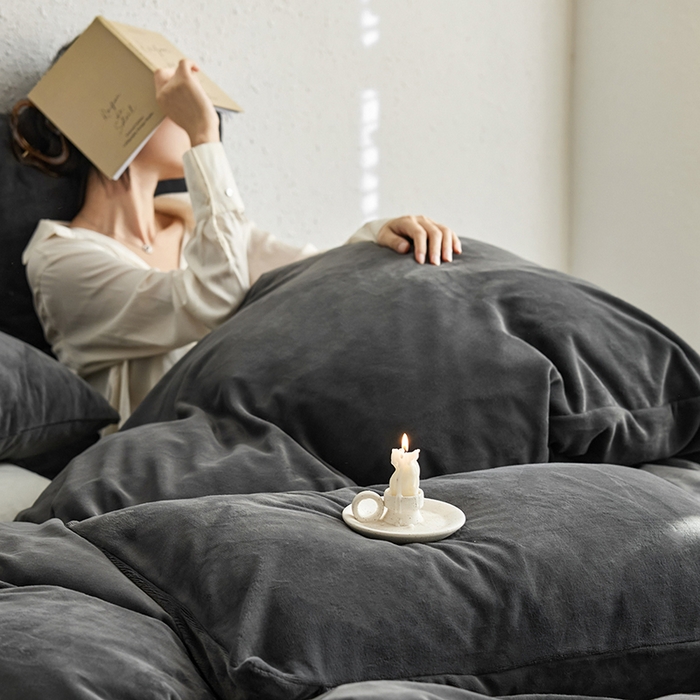 91家纺网 家纺一手货源 找家纺 千朵森 2025新款高克重全消光纯色牛奶绒套件四件套 风格一 墨灰