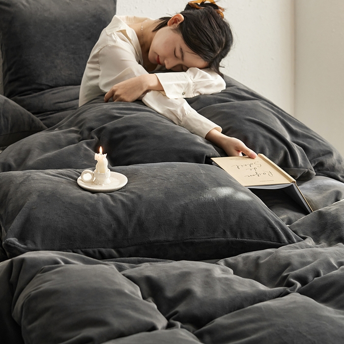 91家纺网 家纺一手货源 找家纺 千朵森 2025新款高克重全消光纯色牛奶绒套件四件套 风格一 墨灰