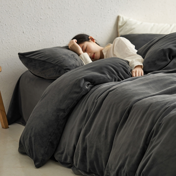 91家纺网 家纺一手货源 找家纺 千朵森 2025新款高克重全消光纯色牛奶绒套件四件套 风格一 墨灰