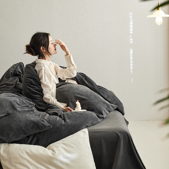 91家纺网 家纺一手货源 找家纺 千朵森 2025新款高克重全消光纯色牛奶绒套件四件套 风格一 墨灰