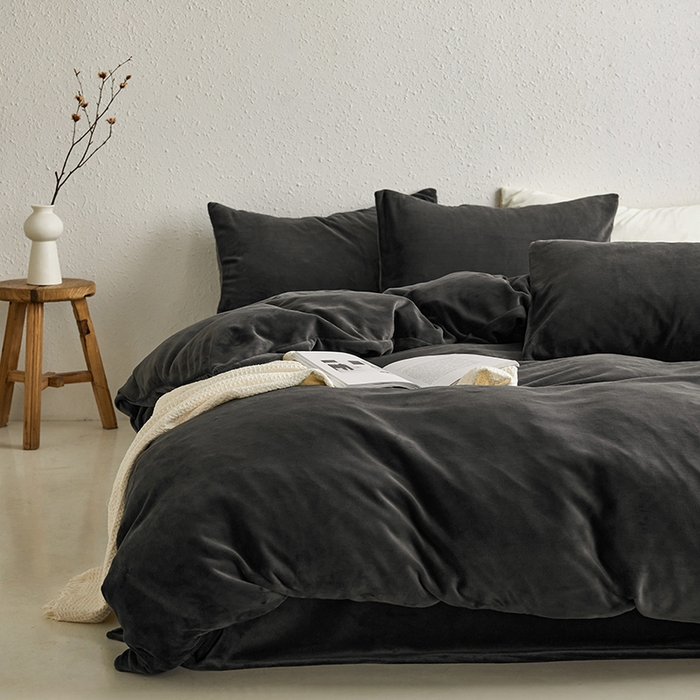 91家纺网 家纺一手货源 找家纺 千朵森 2025新款高克重全消光纯色牛奶绒套件四件套 风格一 墨灰