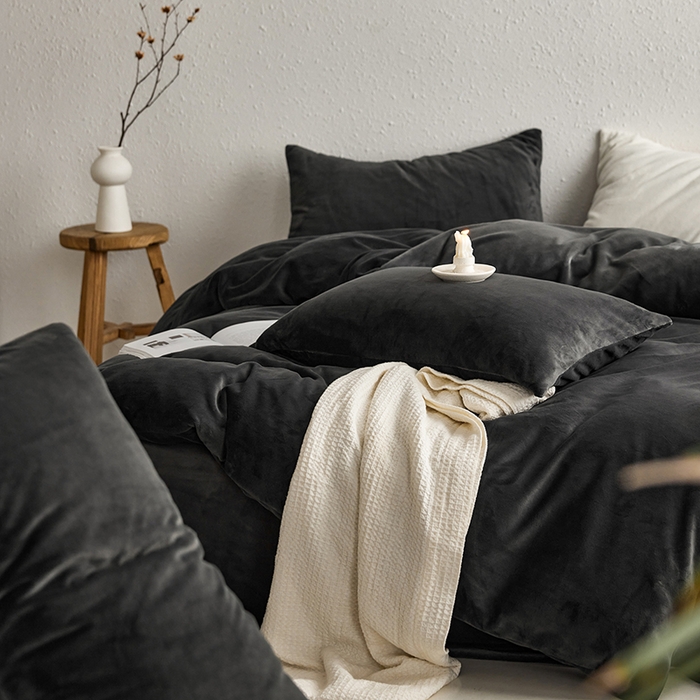 91家纺网 家纺一手货源 找家纺 千朵森 2025新款高克重全消光纯色牛奶绒套件四件套 风格一 墨灰