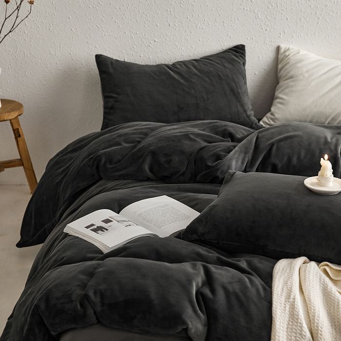 91家纺网 家纺一手货源 找家纺 千朵森 2025新款高克重全消光纯色牛奶绒套件四件套 风格一 墨灰