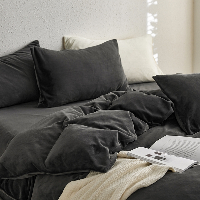 91家纺网 家纺一手货源 找家纺 千朵森 2025新款高克重全消光纯色牛奶绒套件四件套 风格一 墨灰