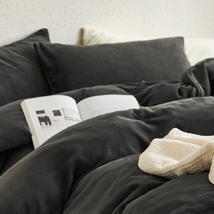 91家纺网 家纺一手货源 找家纺 千朵森 2025新款高克重全消光纯色牛奶绒套件四件套 风格一 墨灰