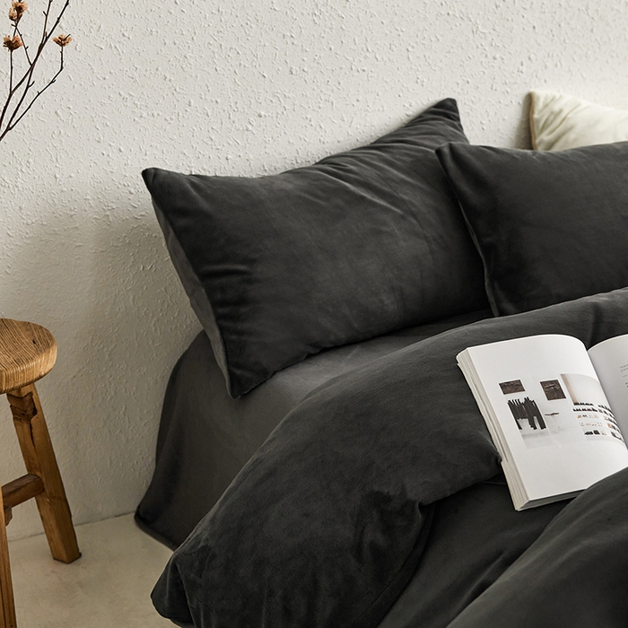 91家纺网 家纺一手货源 找家纺 千朵森 2025新款高克重全消光纯色牛奶绒套件四件套 风格一 墨灰