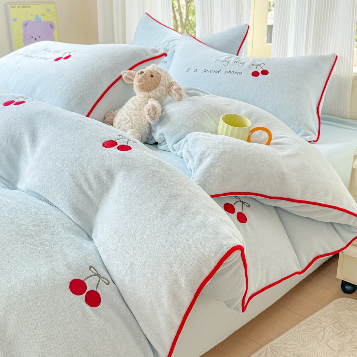 91家纺网 家纺一手货源 找家纺 KA家纺 2025新款绣花嵌绳牛奶绒四件套-元气满满系列 元气满满蓝