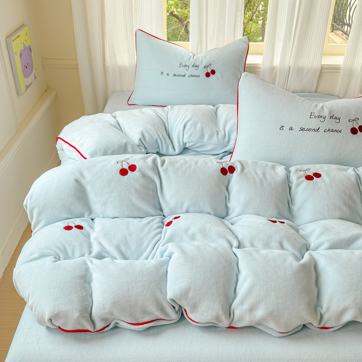 91家纺网 家纺一手货源 找家纺 KA家纺 2025新款绣花嵌绳牛奶绒四件套-元气满满系列 元气满满蓝