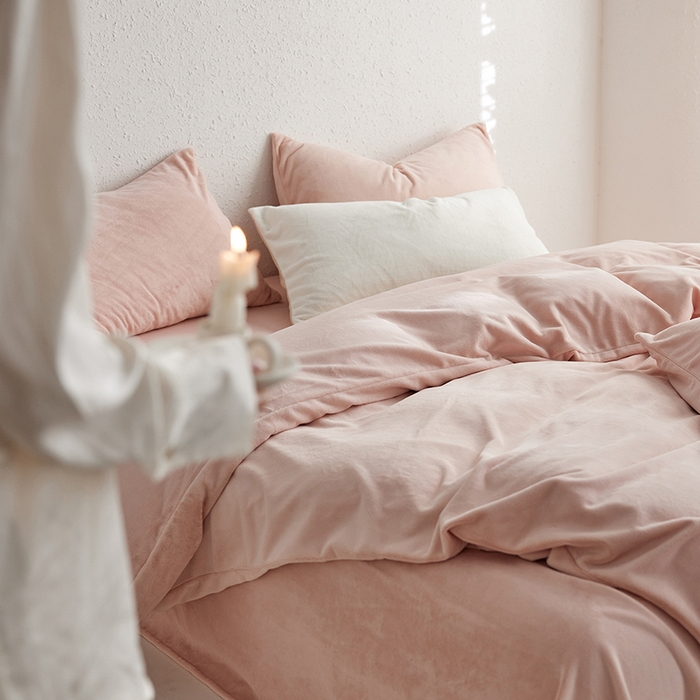 91家纺网 家纺一手货源 找家纺 千朵森 2025新款高克重全消光纯色牛奶绒套件四件套 风格一 藕荷粉