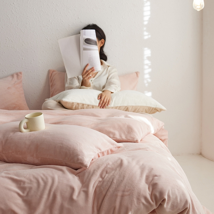 91家纺网 家纺一手货源 找家纺 千朵森 2025新款高克重全消光纯色牛奶绒套件四件套 风格一 藕荷粉