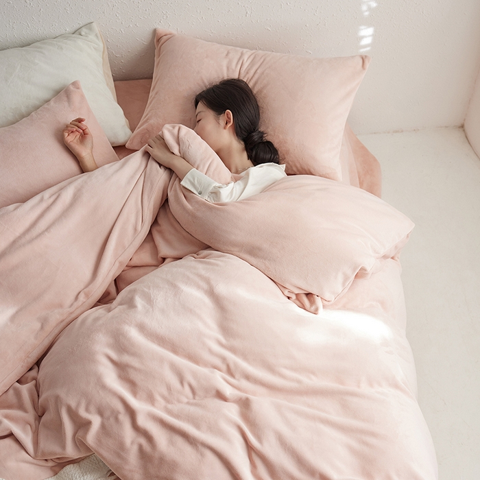 91家纺网 家纺一手货源 找家纺 千朵森 2025新款高克重全消光纯色牛奶绒套件四件套 风格一 藕荷粉