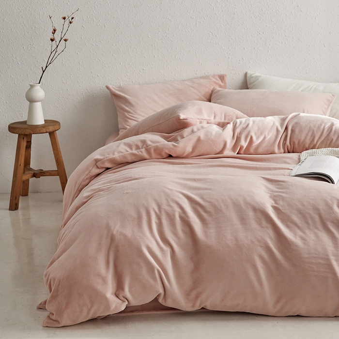 91家纺网 家纺一手货源 找家纺 千朵森 2025新款高克重全消光纯色牛奶绒套件四件套 风格一 藕荷粉