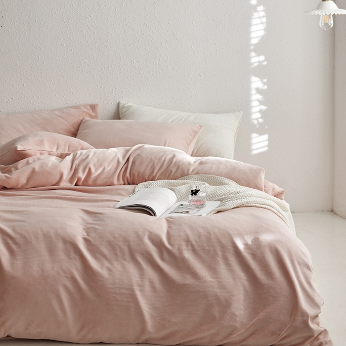 91家纺网 家纺一手货源 找家纺 千朵森 2025新款高克重全消光纯色牛奶绒套件四件套 风格一 藕荷粉