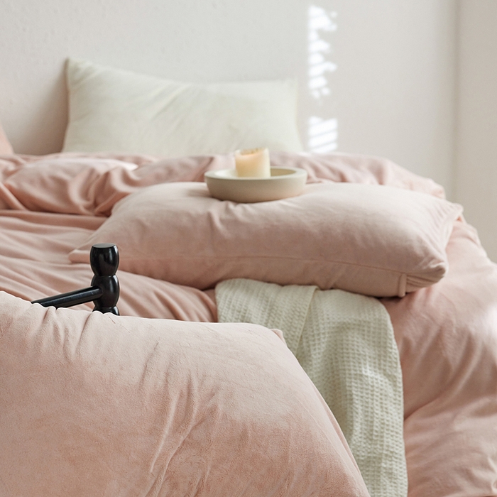 91家纺网 家纺一手货源 找家纺 千朵森 2025新款高克重全消光纯色牛奶绒套件四件套 风格一 藕荷粉