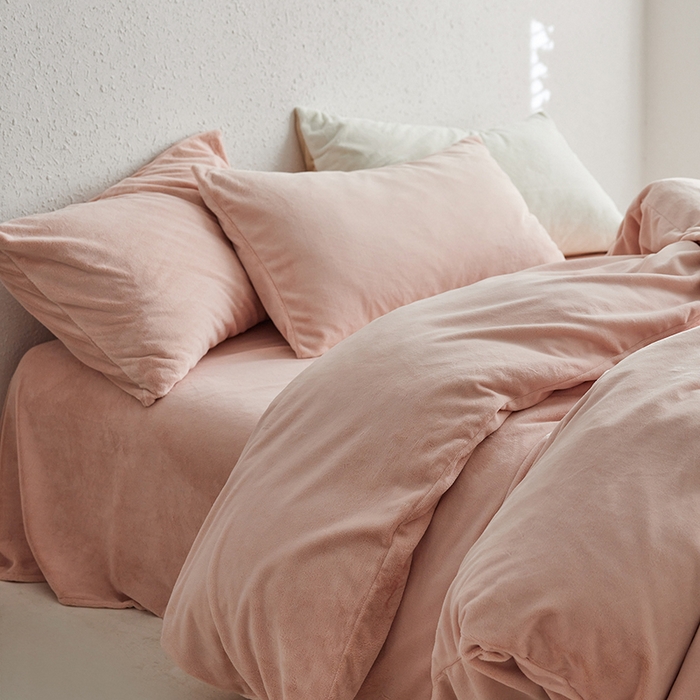 91家纺网 家纺一手货源 找家纺 千朵森 2025新款高克重全消光纯色牛奶绒套件四件套 风格一 藕荷粉